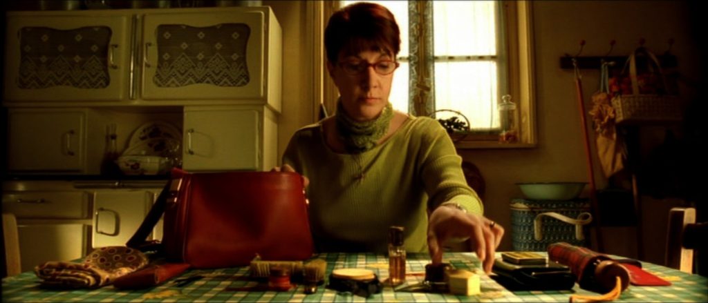 Amandine Poulain nettoyant et rangeant son sac à main en vain.