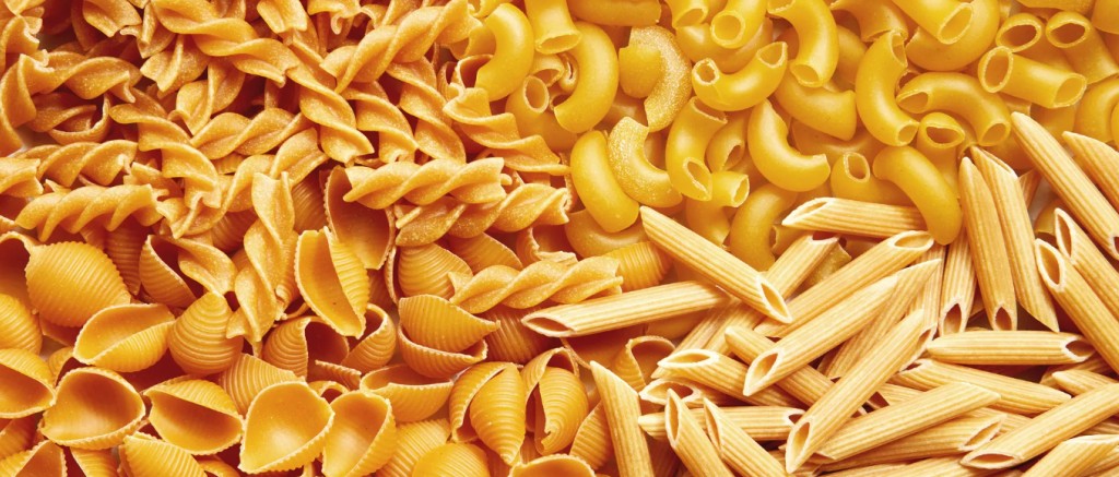 Assortiment de pâtes alimentaires de différentes formes.