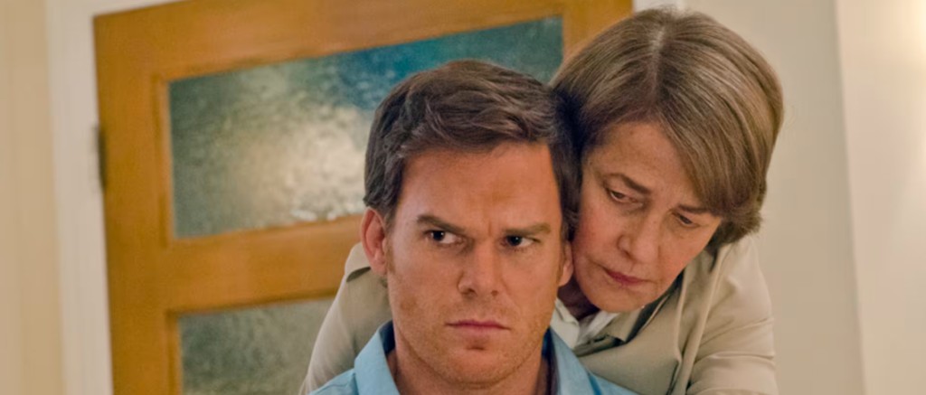 Dr Evelyn Vogel prend Dexter Morgan dans ses bras.
