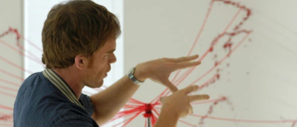 Dexter Morgan expert en analyses de projections de sang.
