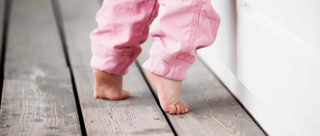 Enfant marchant sur la pointe des pieds autisme.