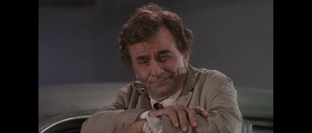Le lieutenant Columbo appuyé sur la portière de sa voiture dans Criminologie Appliquée.