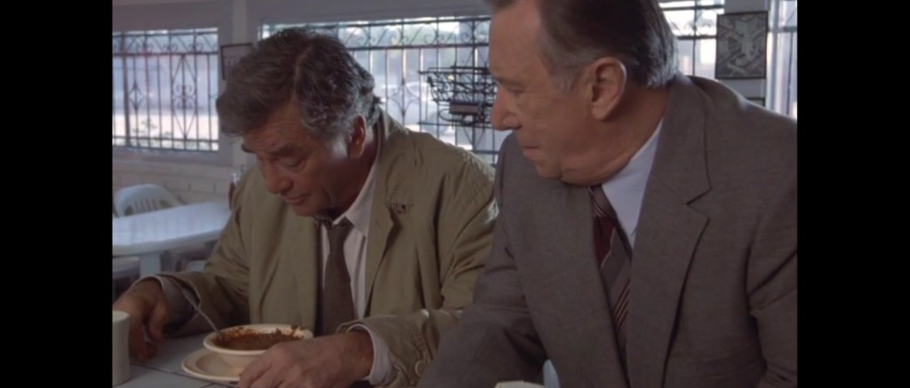 Le lieutenant Columbo mange son bol de chili con carne quotidien.