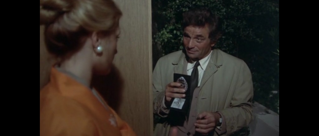 Le lieutenant Columbo débarque en pleine nuit pour un interrogatoire.