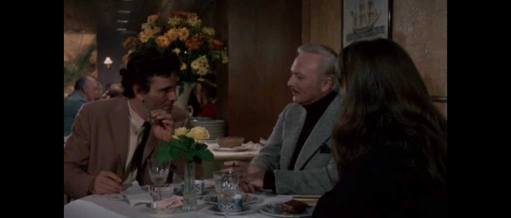 Le lieutenant Colombo interroge Santini au restaurant.