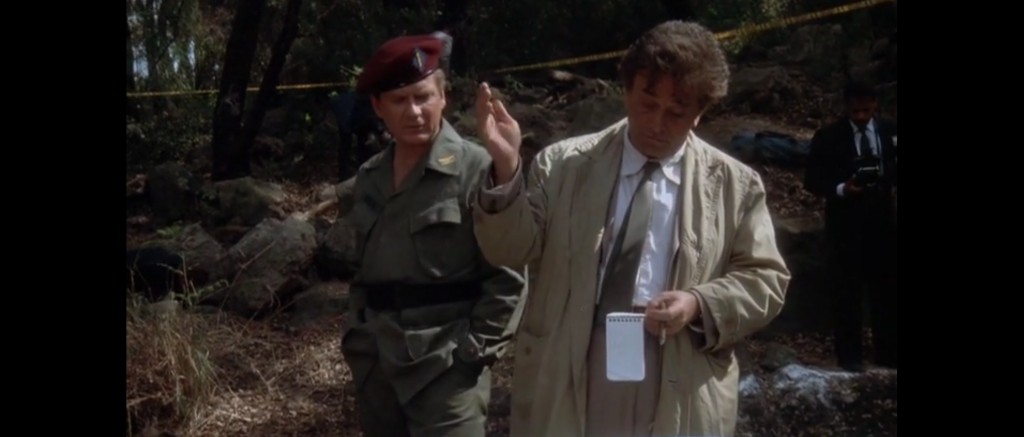 Le lieutenant Columbo perdu dans ses pensées oublie les gens autour de lui.