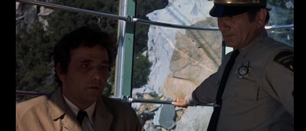Le lieutenant columbo a le vertige dans le téléphérique.