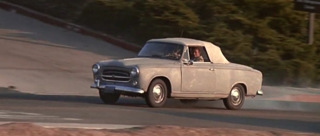 Le lieutenant Columbo roulant dans sa voiture, une peugeot 403.